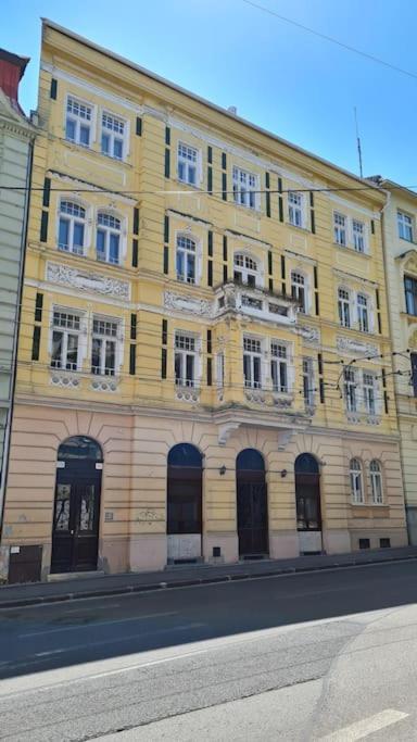 Lovely Old Town Apartment บราติสลาวา ภายนอก รูปภาพ